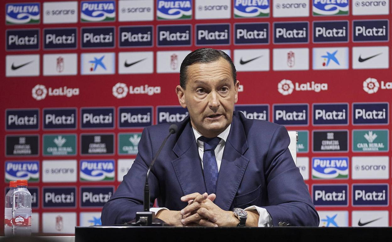 Alfredo García Amado atiende a los medios este jueves en un desayuno