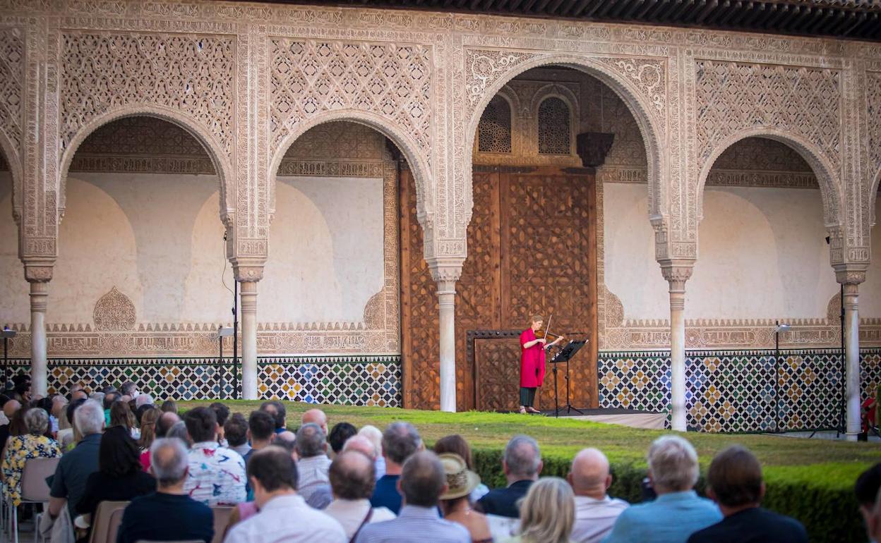 Isabelle Faust, durante su tempranero recital en el Patio de los Arrayanes.