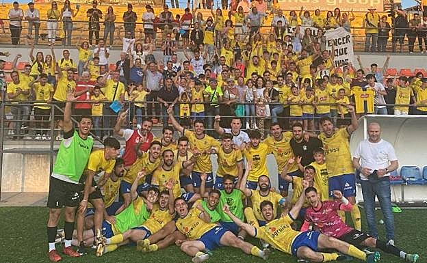 El Huétor Tájar celebra su victoria en una ronda del 'play off' de ascenso. 