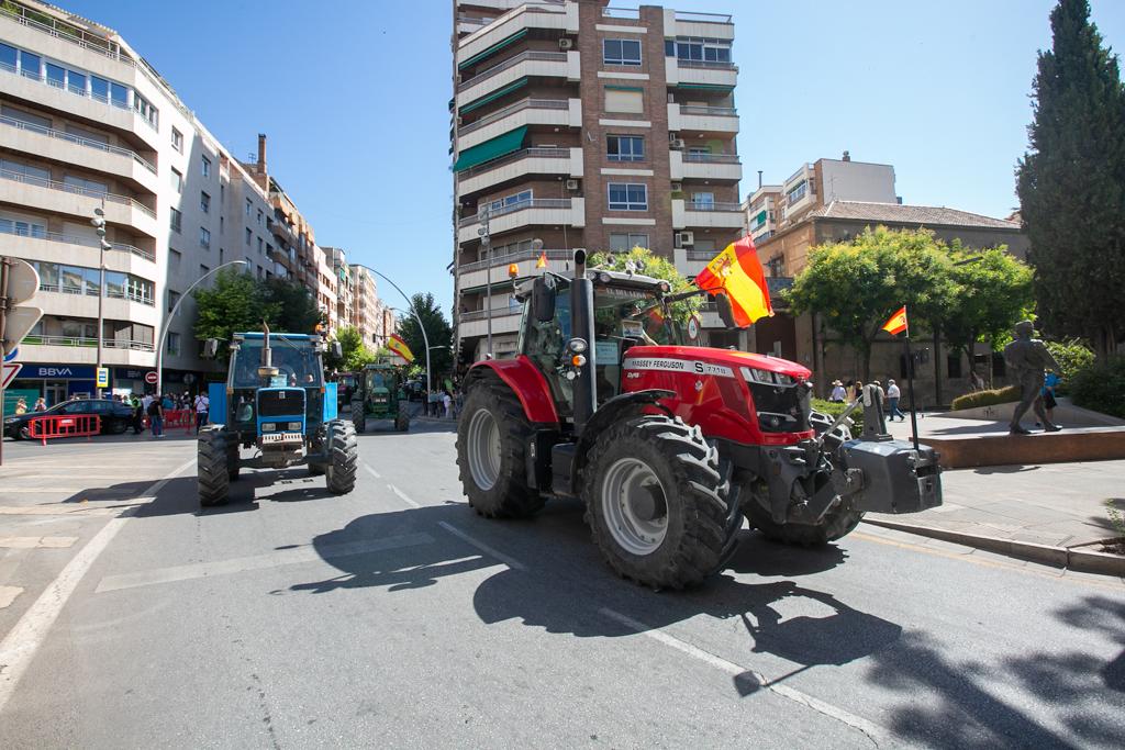 200 tractores marchan por el centro para protestar por el precio de los carburantes y de la electricidad