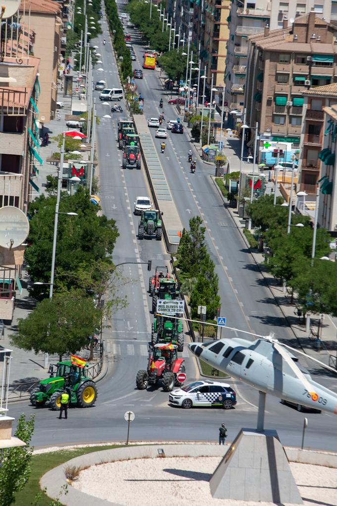 200 tractores marchan por el centro para protestar por el precio de los carburantes y de la electricidad