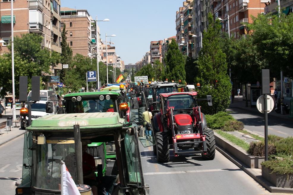 200 tractores marchan por el centro para protestar por el precio de los carburantes y de la electricidad