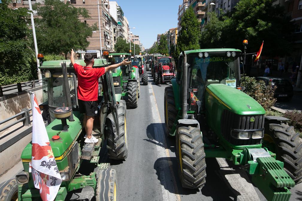 200 tractores marchan por el centro para protestar por el precio de los carburantes y de la electricidad