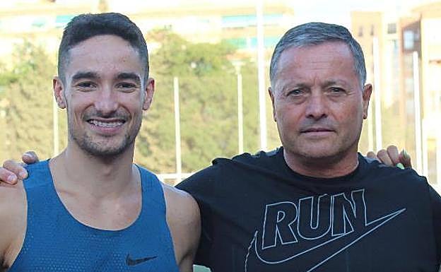 Montiel junto a Ignacio Fontes, uno de sus atletas más reconocidos. 