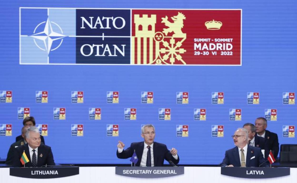 El secretario general de la OTAN, Jens Stoltenberg (c) junto con el presidente de Lituania, Gitanas Nauseda (i) y el presidente de Letonia, Egils Levits (d).