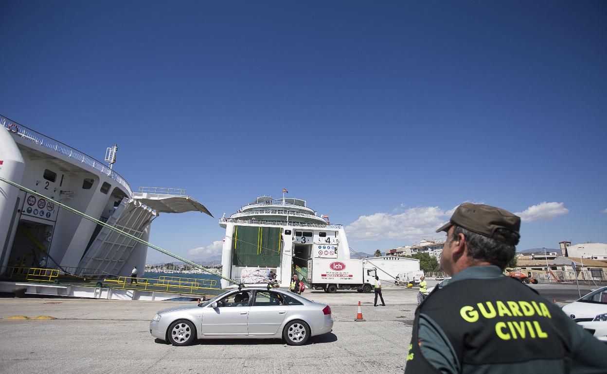 Un agente de la Guardia Civil atento a los movimientos en un ferri.