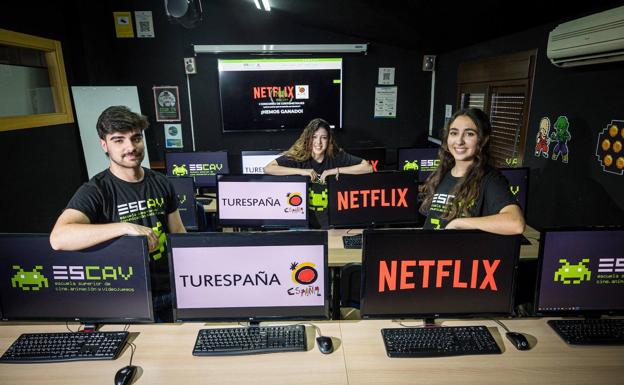 Luis, Mariola y Paula, en una de las aulas de Escav. 