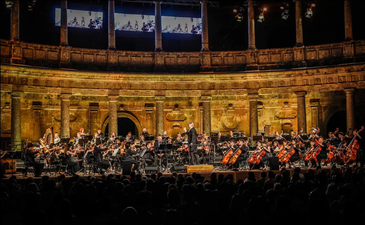 Un momento de la actuación de la Joven Orquesta Sinfónica de Galicia en el Palacio de Carlos V. 