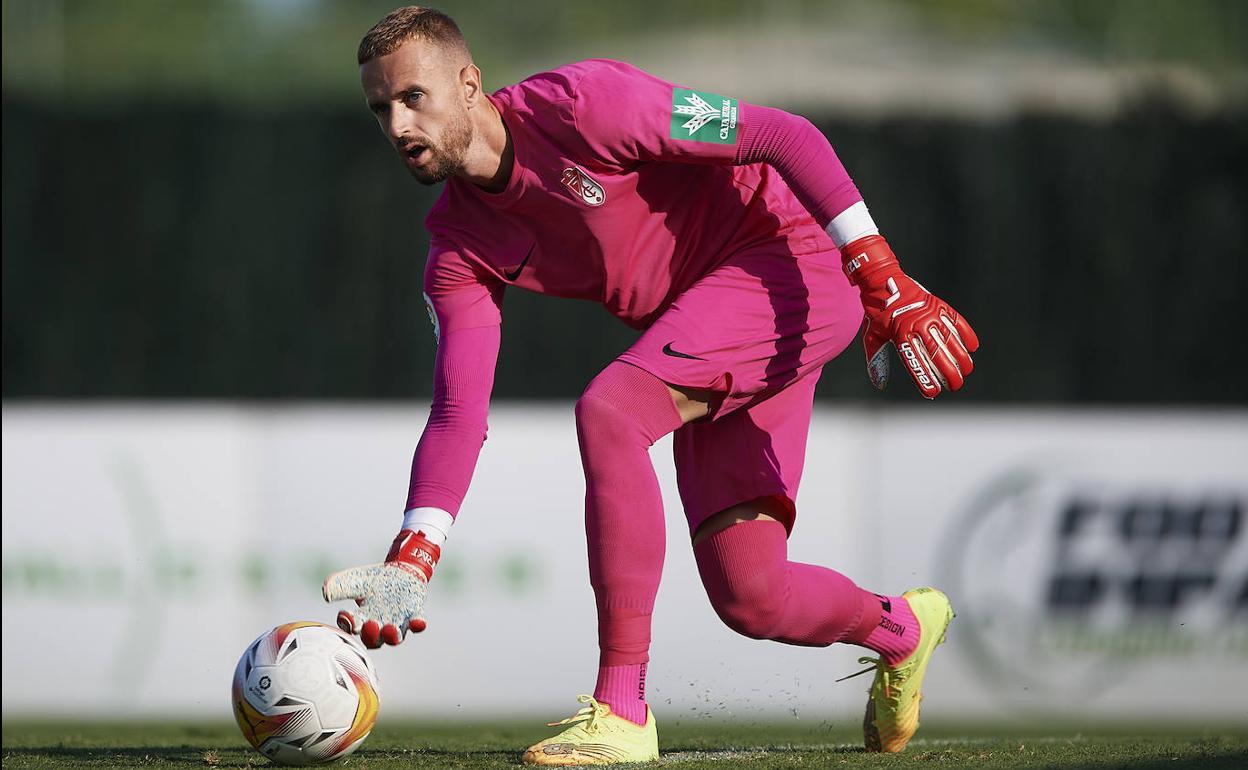 Aarón Escandell sirve raso un balón. 