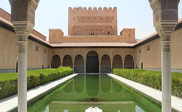 Imagen principal - El Patio de los Arrayanes y detalle de los mocárabes, en la Alhambra de Riad. 