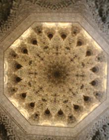 Imagen secundaria 2 - El Patio de los Arrayanes y detalle de los mocárabes, en la Alhambra de Riad. 