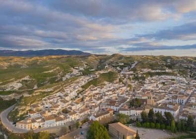 Imagen secundaria 1 - El profesor de yoga en plena clase y una bonita panorámica de Galera. 