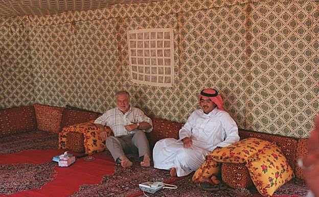 Díaz Berbel con el príncipe Abdullazih, en una de las jaimas del Llano de la Perdiz, en 1997. 