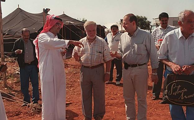 El príncipe, con Díaz Berbel y Sebastián Pérez, en el Llano de la Perdiz. 