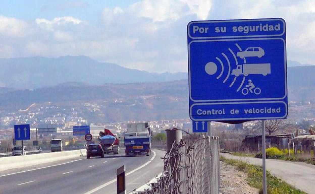 Cartel que anuncia la presencia de un radar de tráfico en Granada.