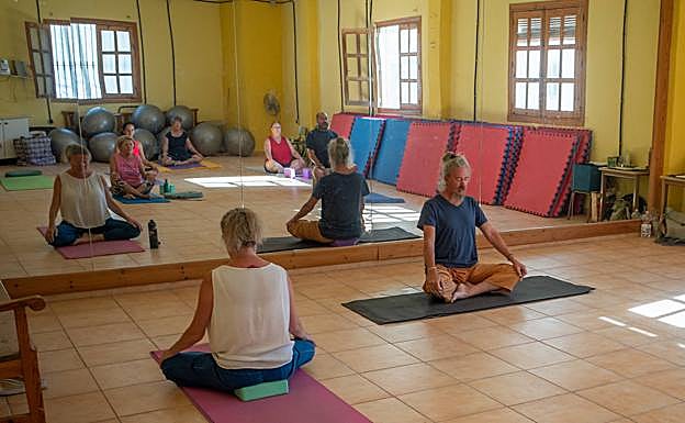 Imagen principal - El profesor de yoga en plena clase y una bonita panorámica de Galera. 