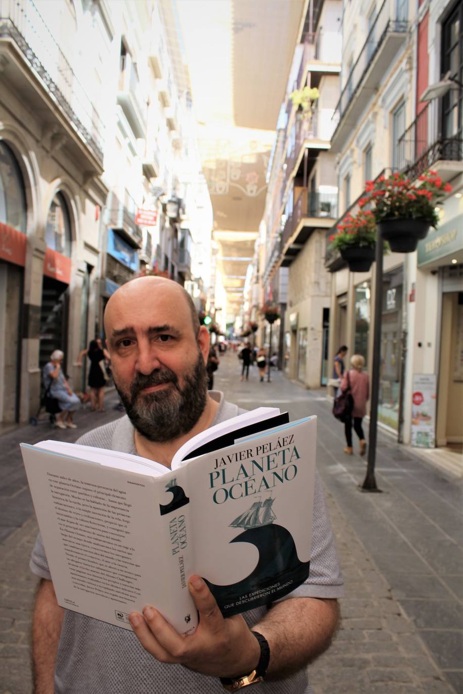 Javier Peláez, con su libro 'Planeta Océano', en la calle Mesones.