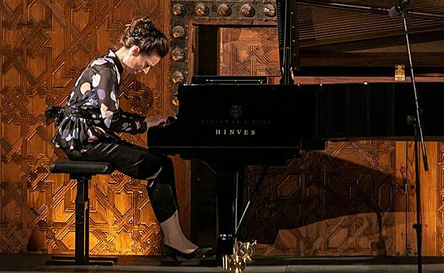 La intérprete, muy concentrada en todo momento.