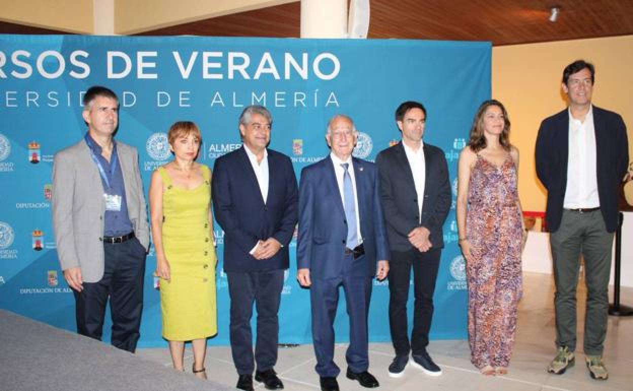 Foto de familia de la inauguración de los Cursos de Verano 2022 de la UAL, ayer en el castillo de Santa Ana de Roquetas de Mar. 