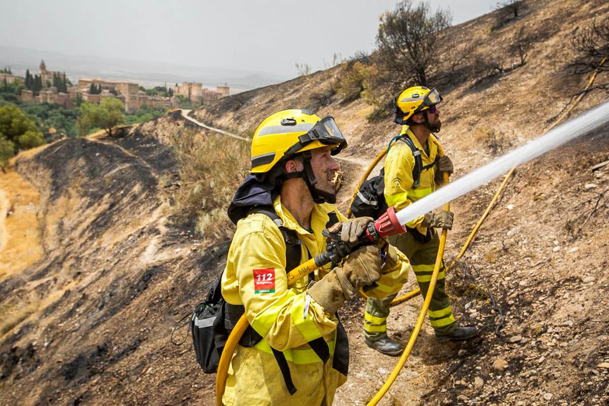 Bomberos del Infoca han trabajado para controlarlo