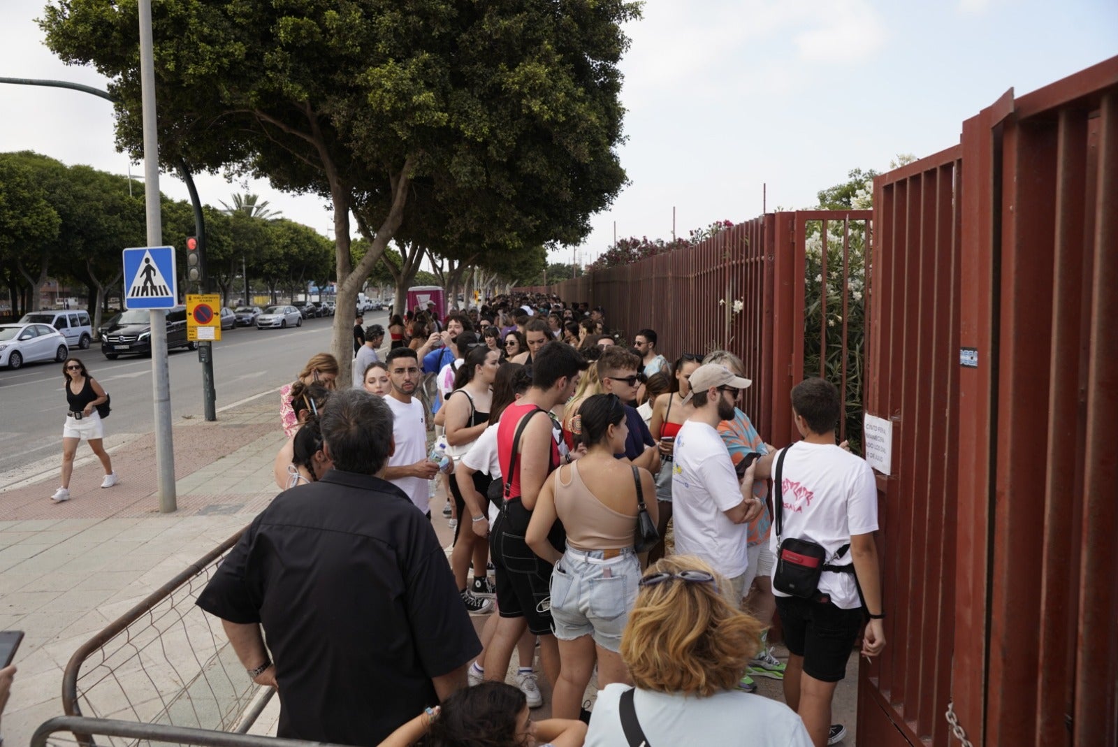 Miles de almerienses se citan en el Recinto Ferial para ver a Rosalía