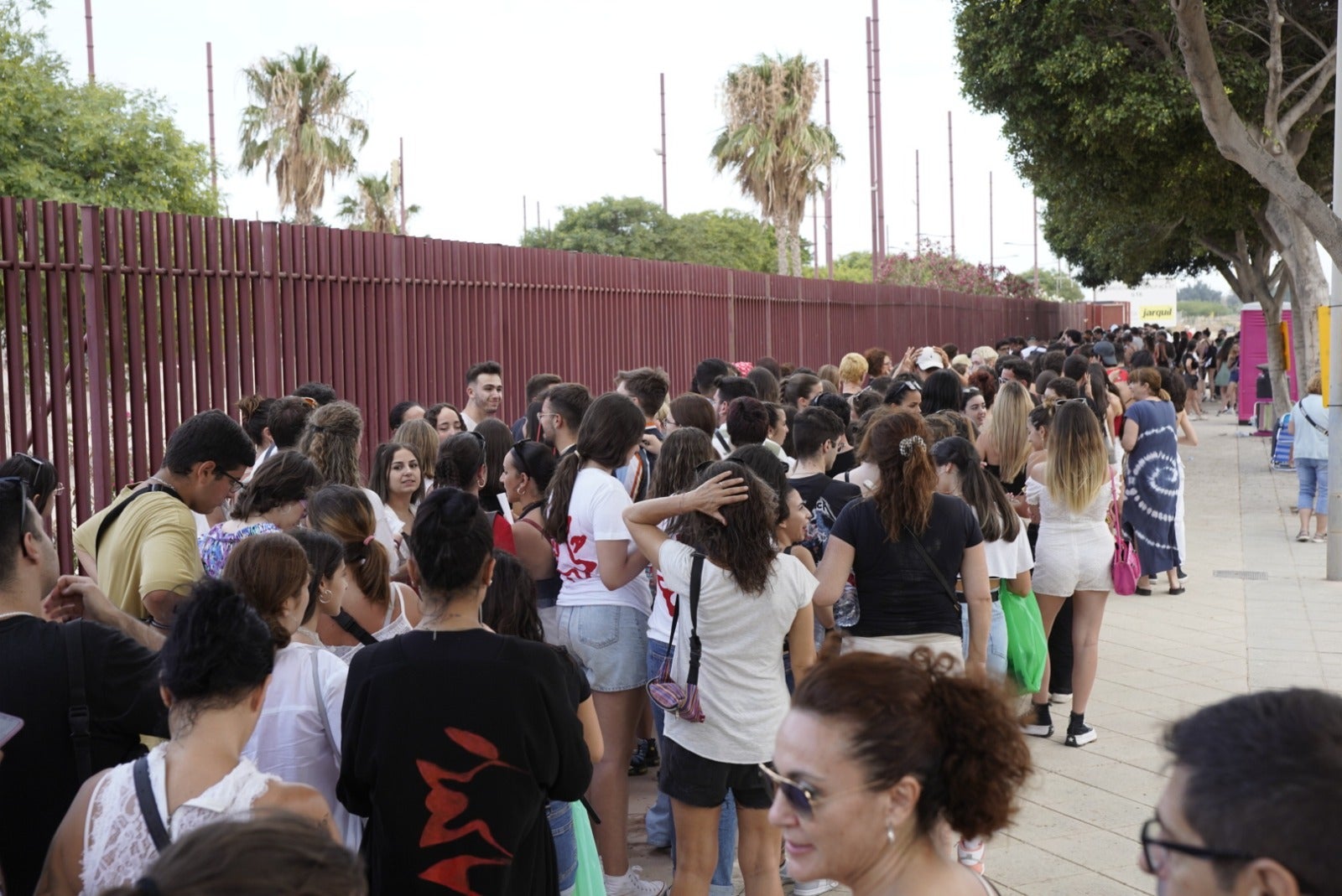 Miles de almerienses se citan en el Recinto Ferial para ver a Rosalía