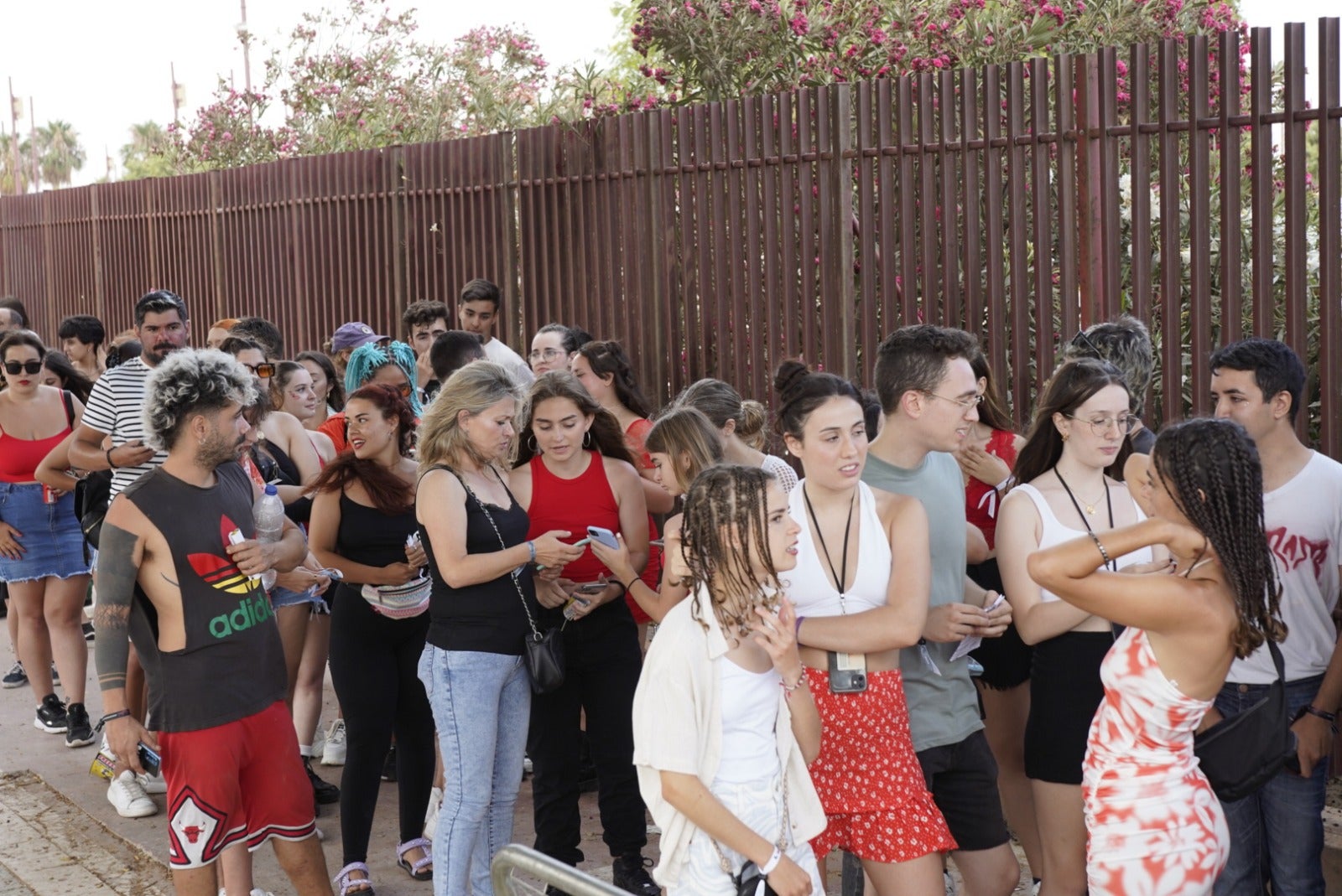 Miles de almerienses se citan en el Recinto Ferial para ver a Rosalía