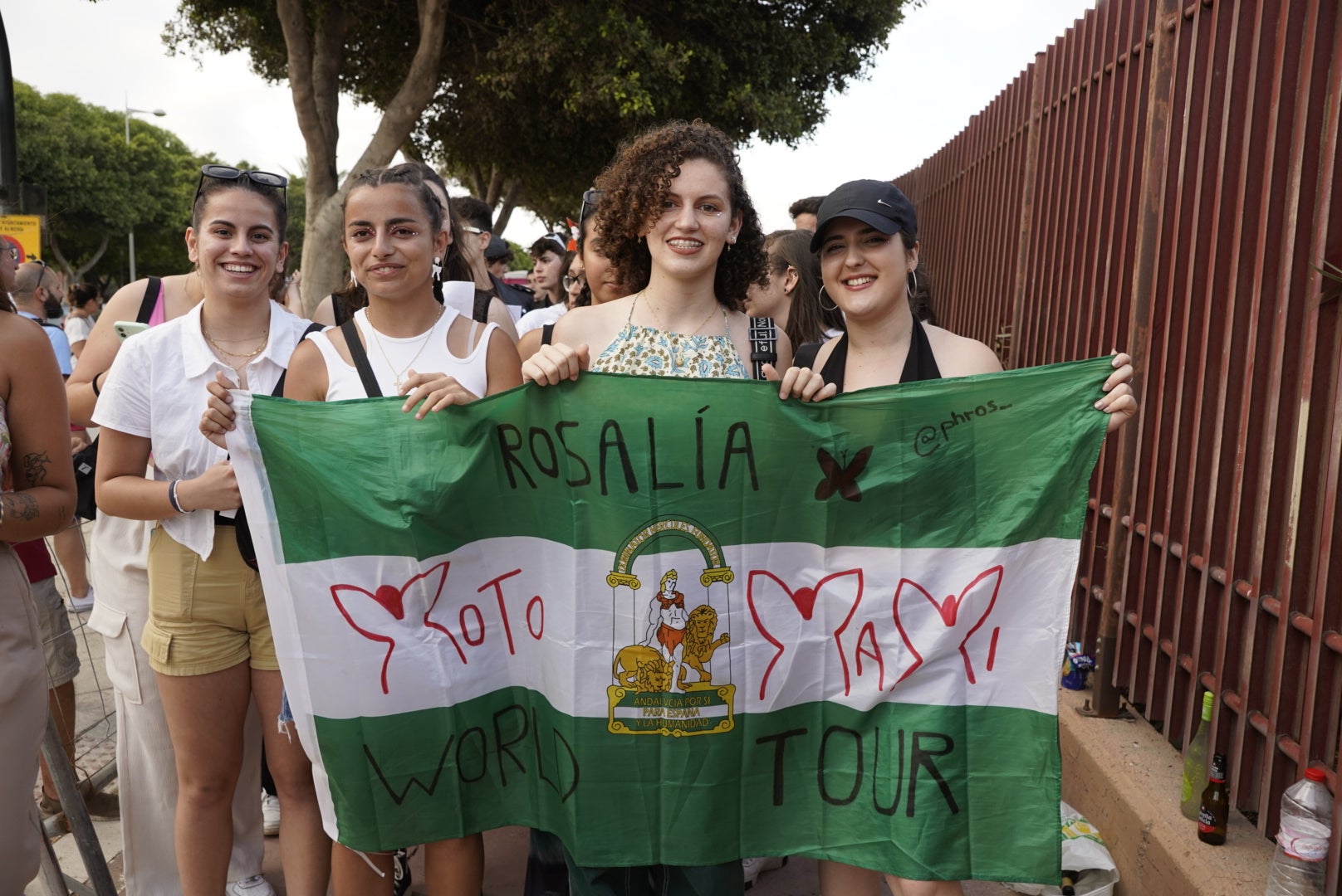 Miles de almerienses se citan en el Recinto Ferial para ver a Rosalía