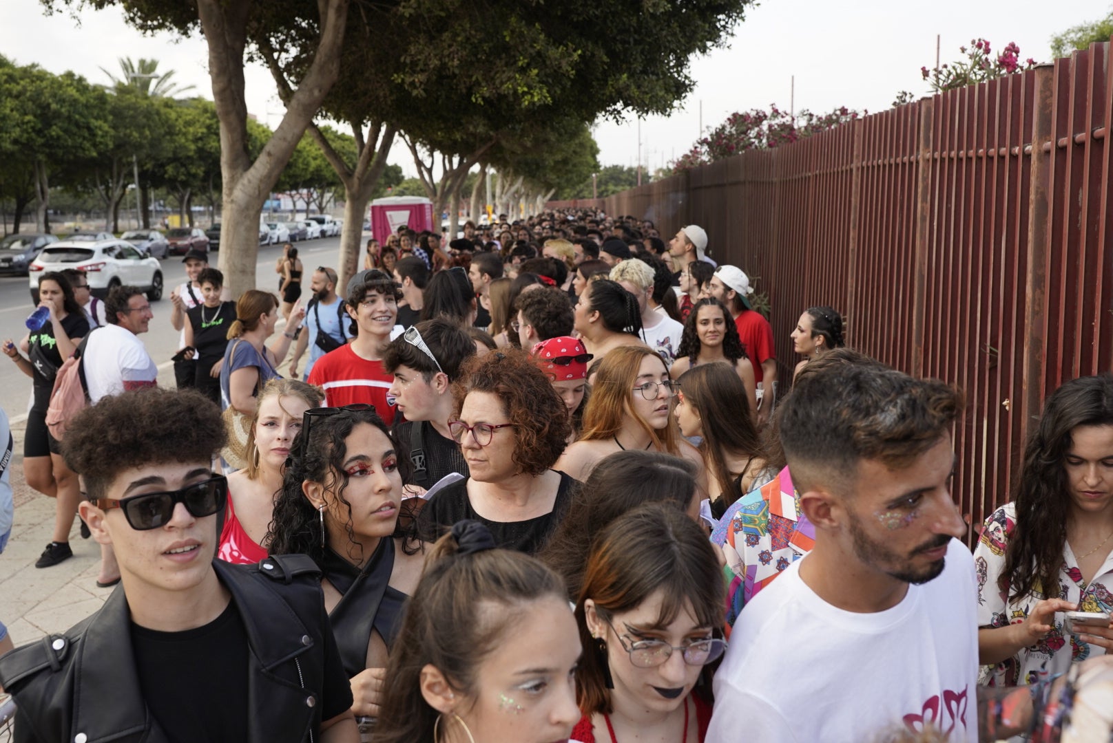 Miles de almerienses se citan en el Recinto Ferial para ver a Rosalía