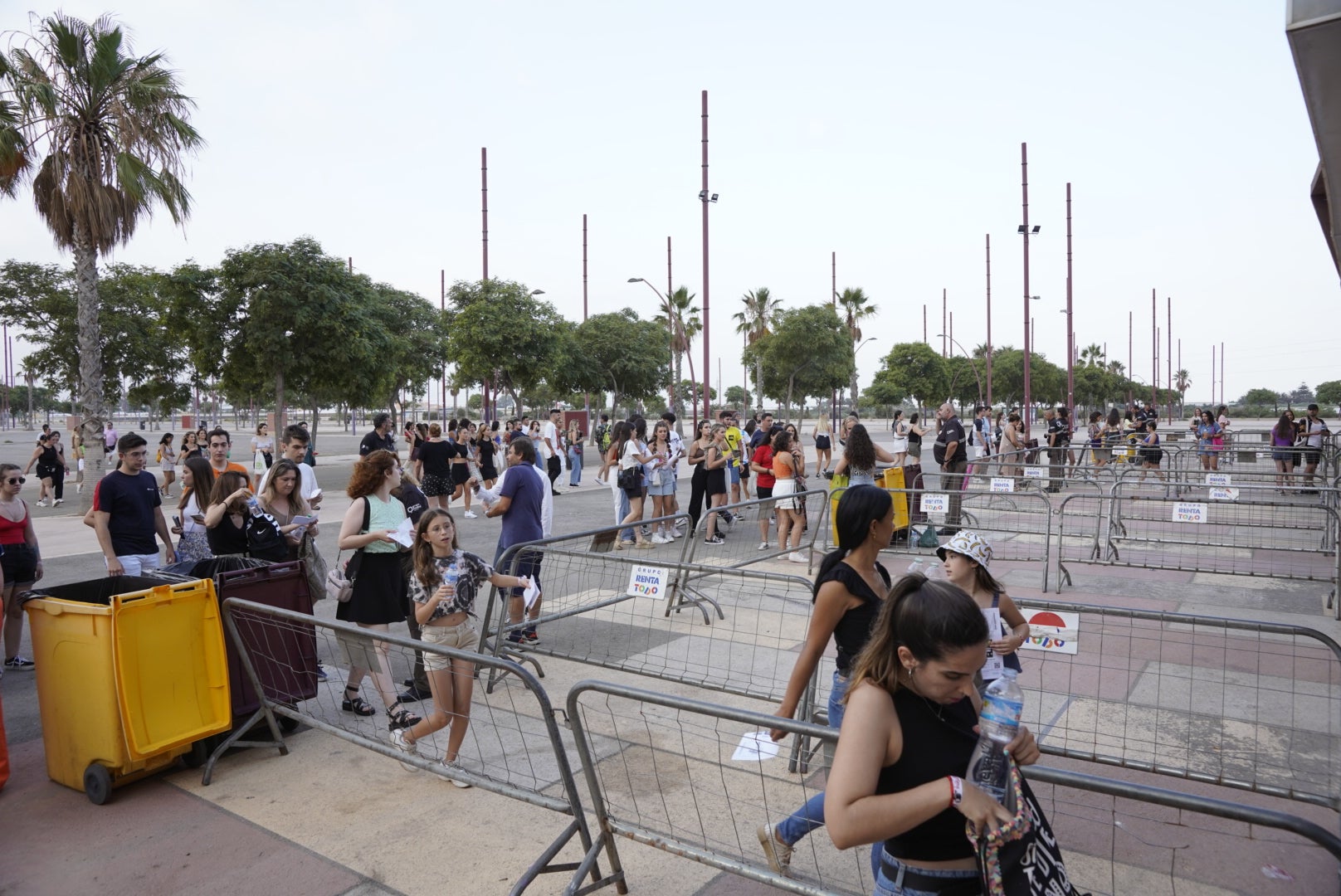 Miles de almerienses se citan en el Recinto Ferial para ver a Rosalía