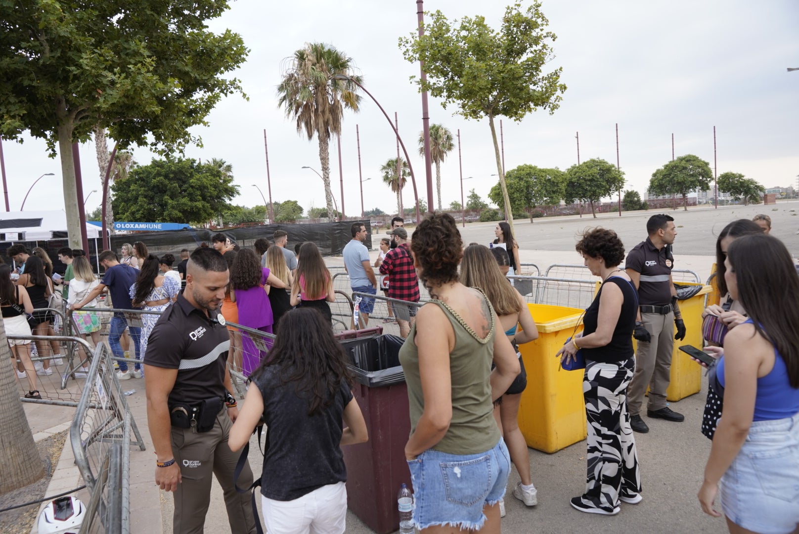 Miles de almerienses se citan en el Recinto Ferial para ver a Rosalía