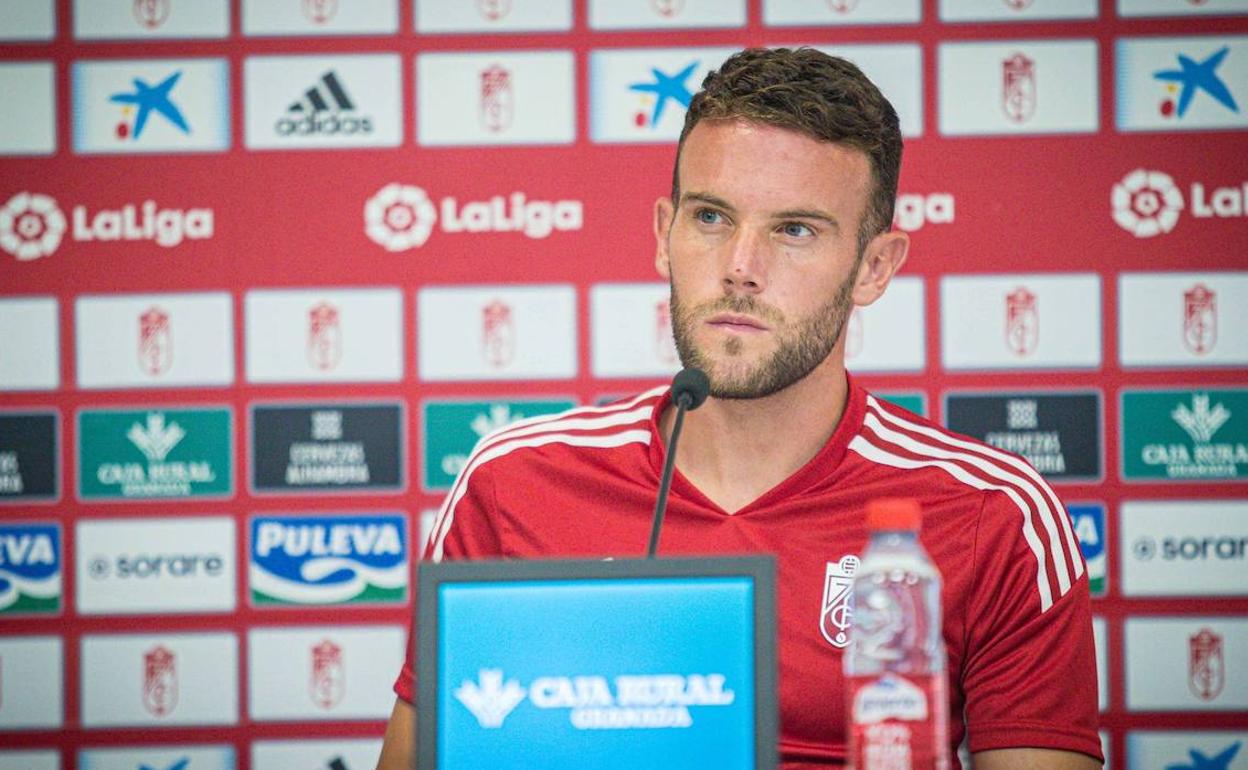 Quini escucha con atención una de las preguntas. 