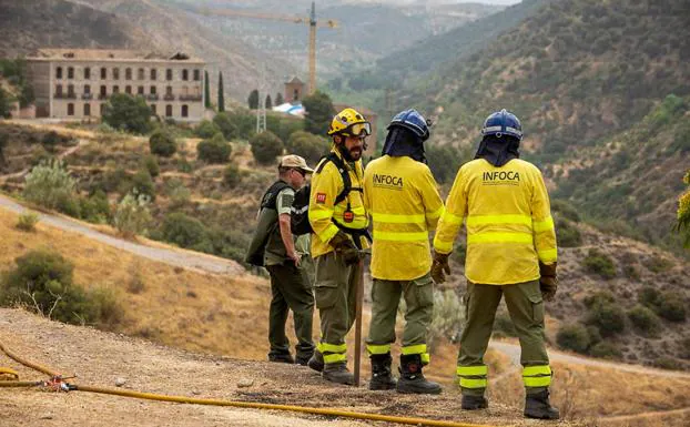 Bomebros del Infoca en la zona del incendio de San Miguel este martes