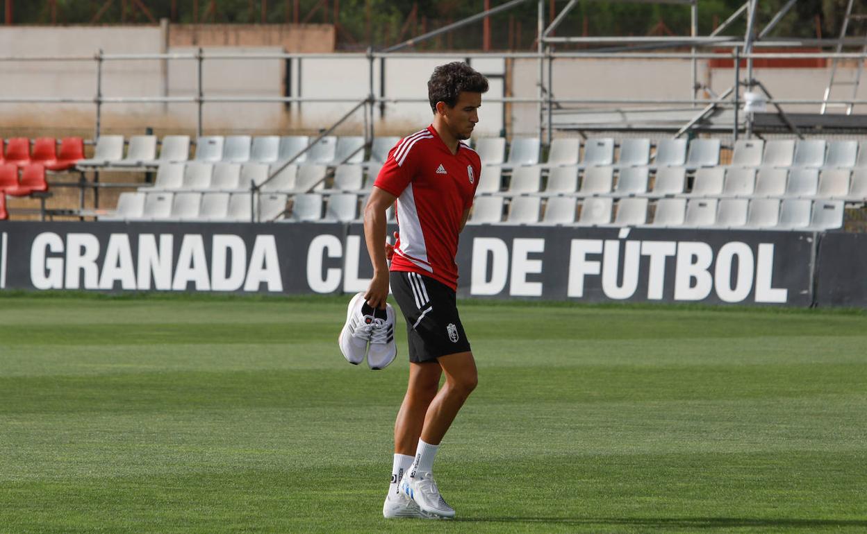 Luis Milla salta al campo solo, a entrenar aparte. 