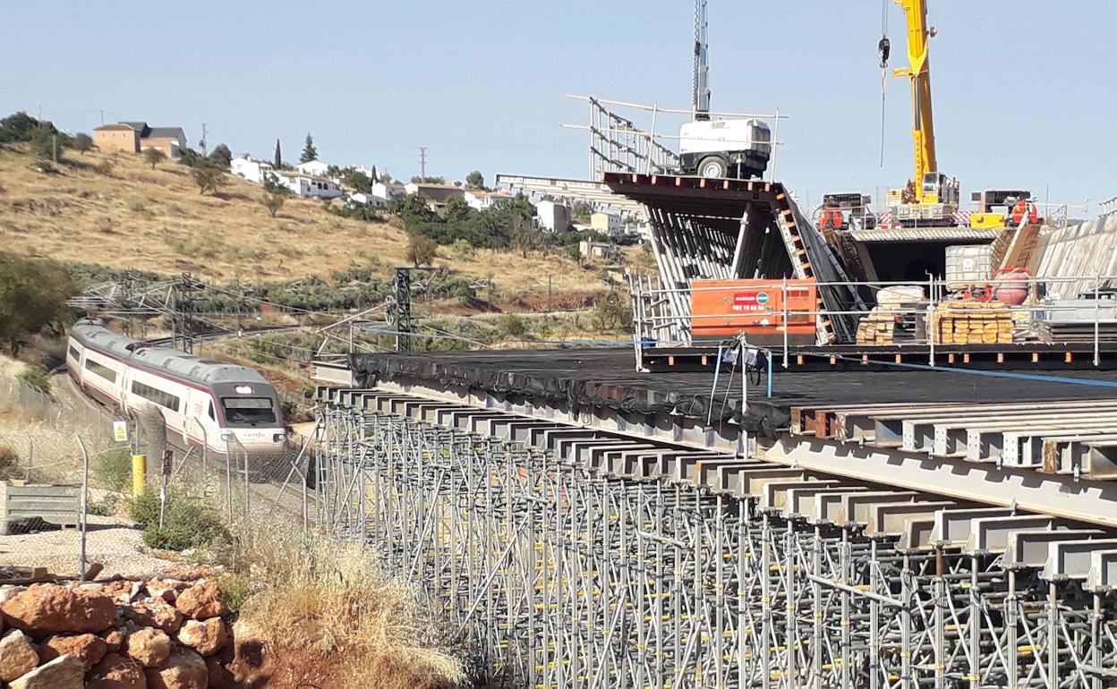 Estado del viaducto de Riofrío, con la primera capa de tierra sobre la plataforma.