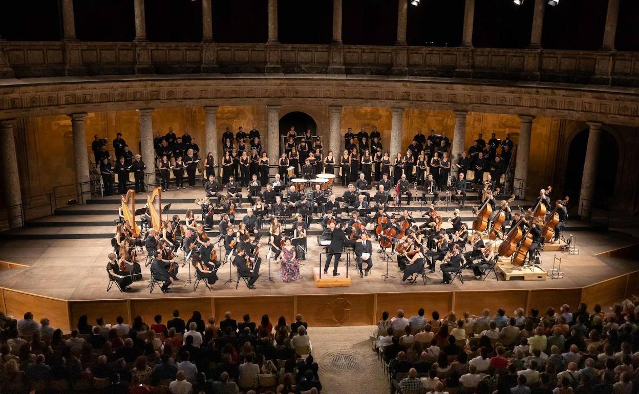 La Orquesta y Coro Nacionales de España, anoche en el Palacio de Carlos V. 