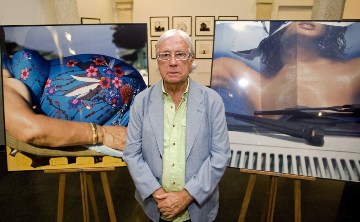 Carlos Pérez Siquier junto a dos de las 28 obras de su colección personal que entregó en deposito al Centro Andaluz de la Fotografia (CAF).