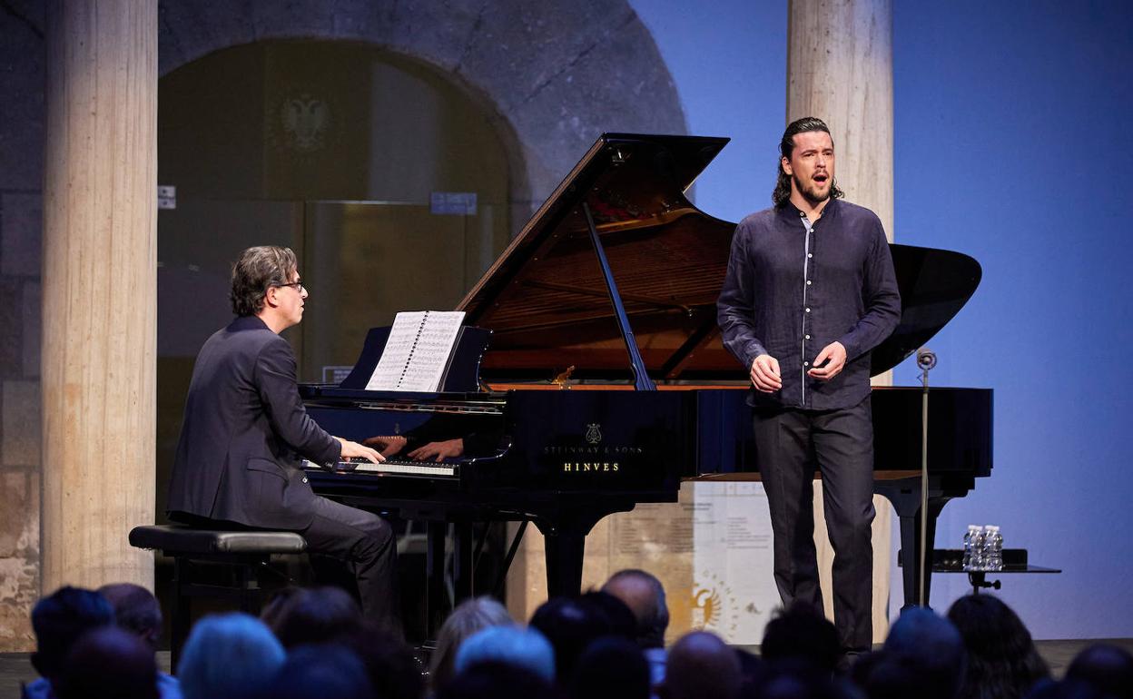 El barítono Andrè Schuen, acompañado por el pianista Daniel Heide. 