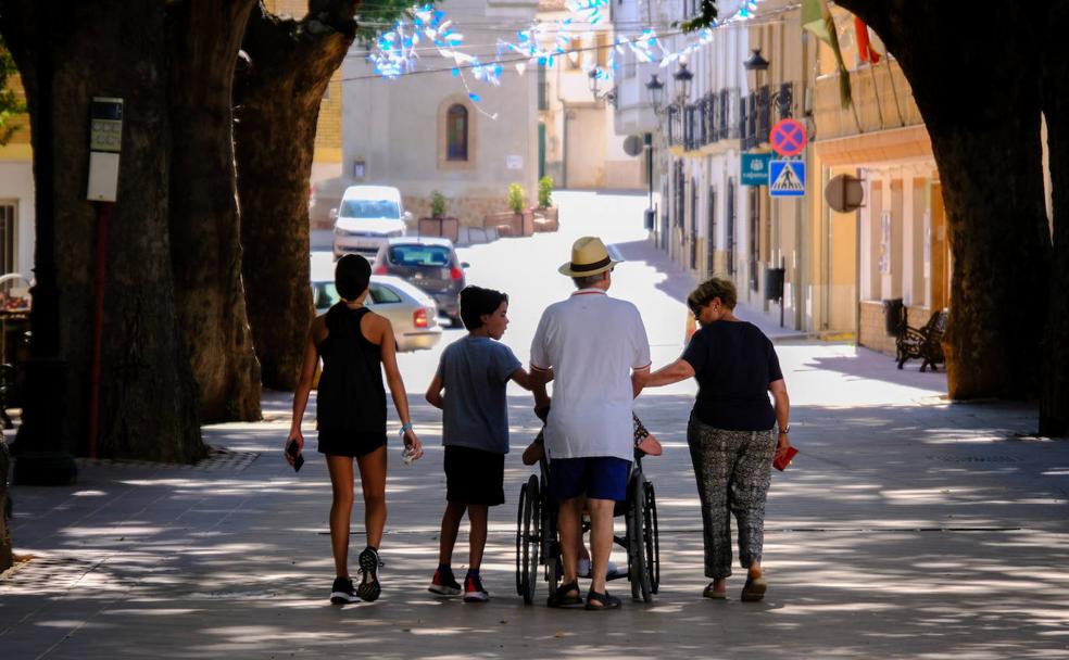 Una familia pasea por el parque de la Alameda, en Chirivel.