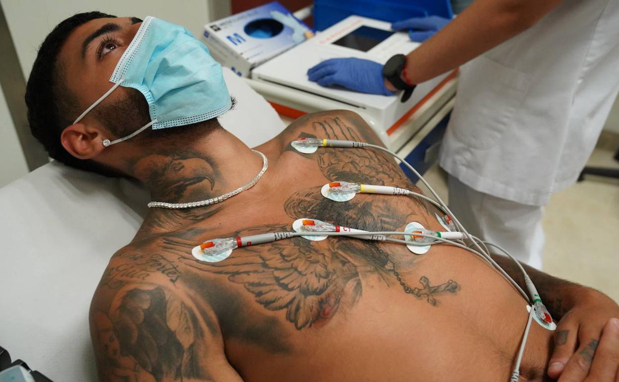 Samú Costa se somete a un electro. 