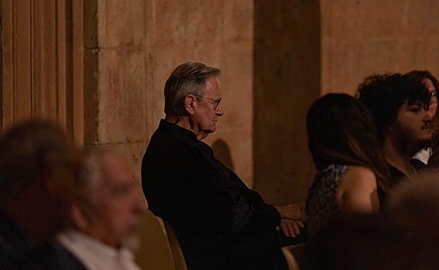Gardiner, esperando el inicio del concierto en la platea.