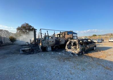 Imagen secundaria 1 - Los vehículos quemados en el incendio y una imagen de la columna de humo que he generado vista desde el Serrallo en Granada.