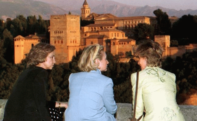 Hillary y su marido Bill Clinton, ante el Rey Juan Carlos en el Mirador de San Nicolás.