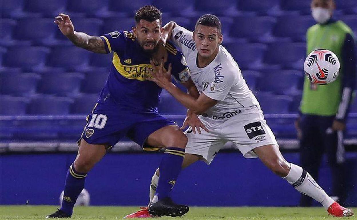 Kaiky Fernandes (drcha.) en Copa Libertadores frente a Boca. 