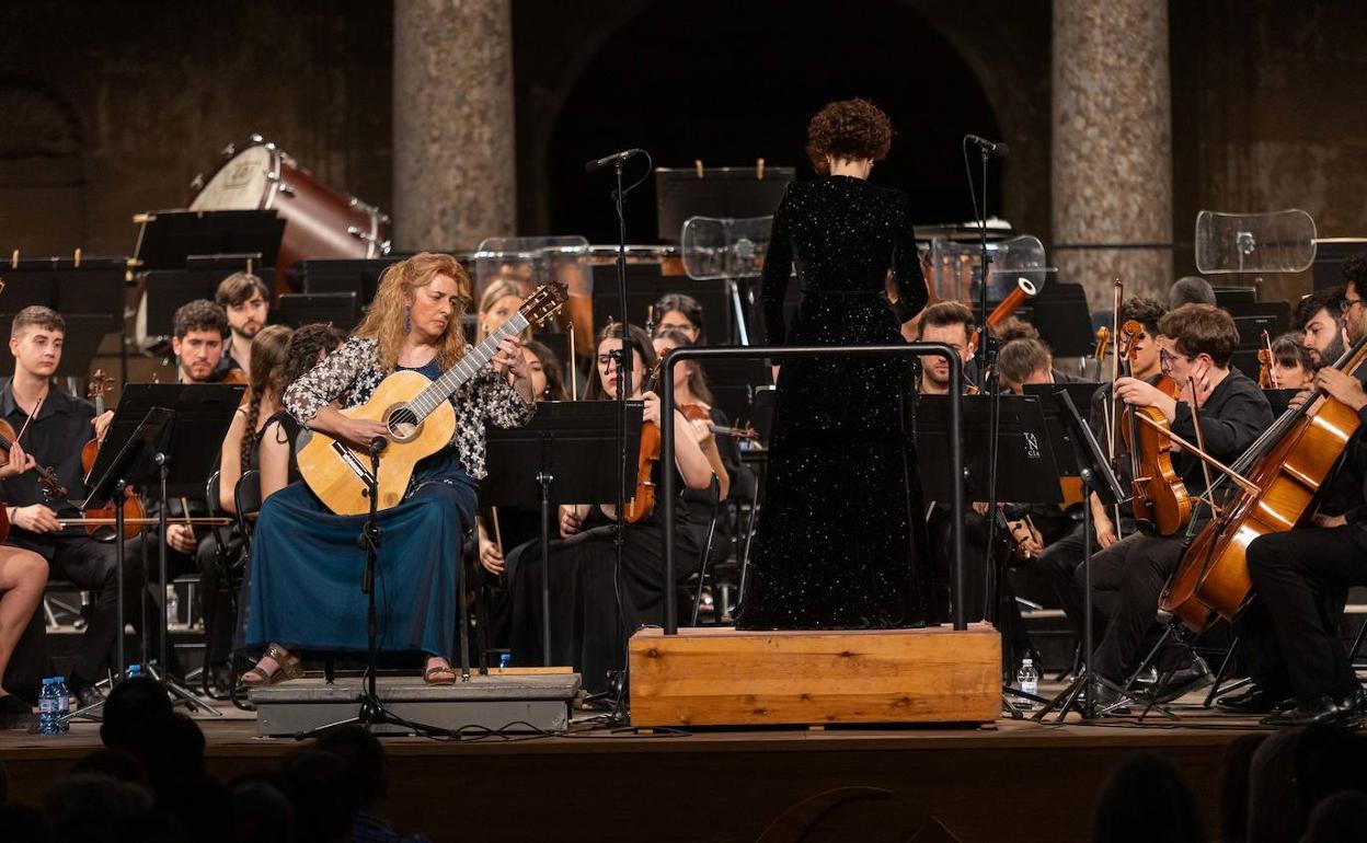 María Esther Guzmán, durante la interpretación de 'Fantasía para un gentilhombre', con la orquesta dirigida por Lucía Marín. 