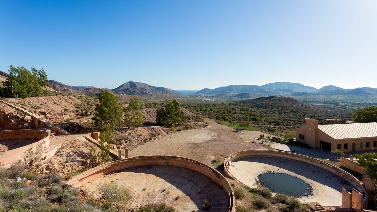 Estructuras mineras coronan el pueblo. 