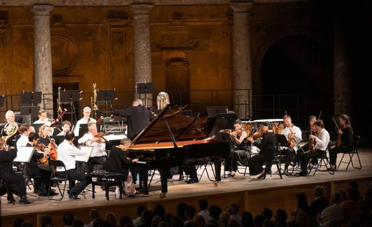 La London Symphony Orchestra y Maria Joao Pires. .