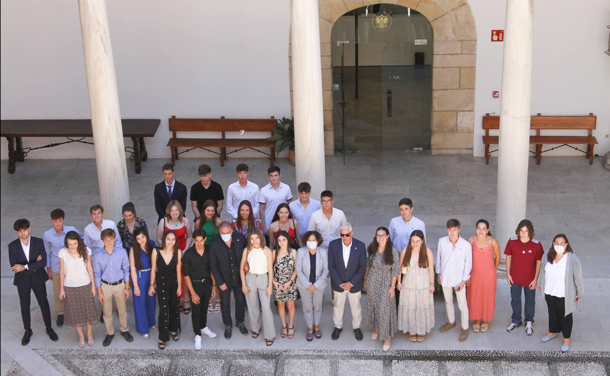 Los jóvenes premiados, junto a las autoridades universitarias en el Hospital Real. 