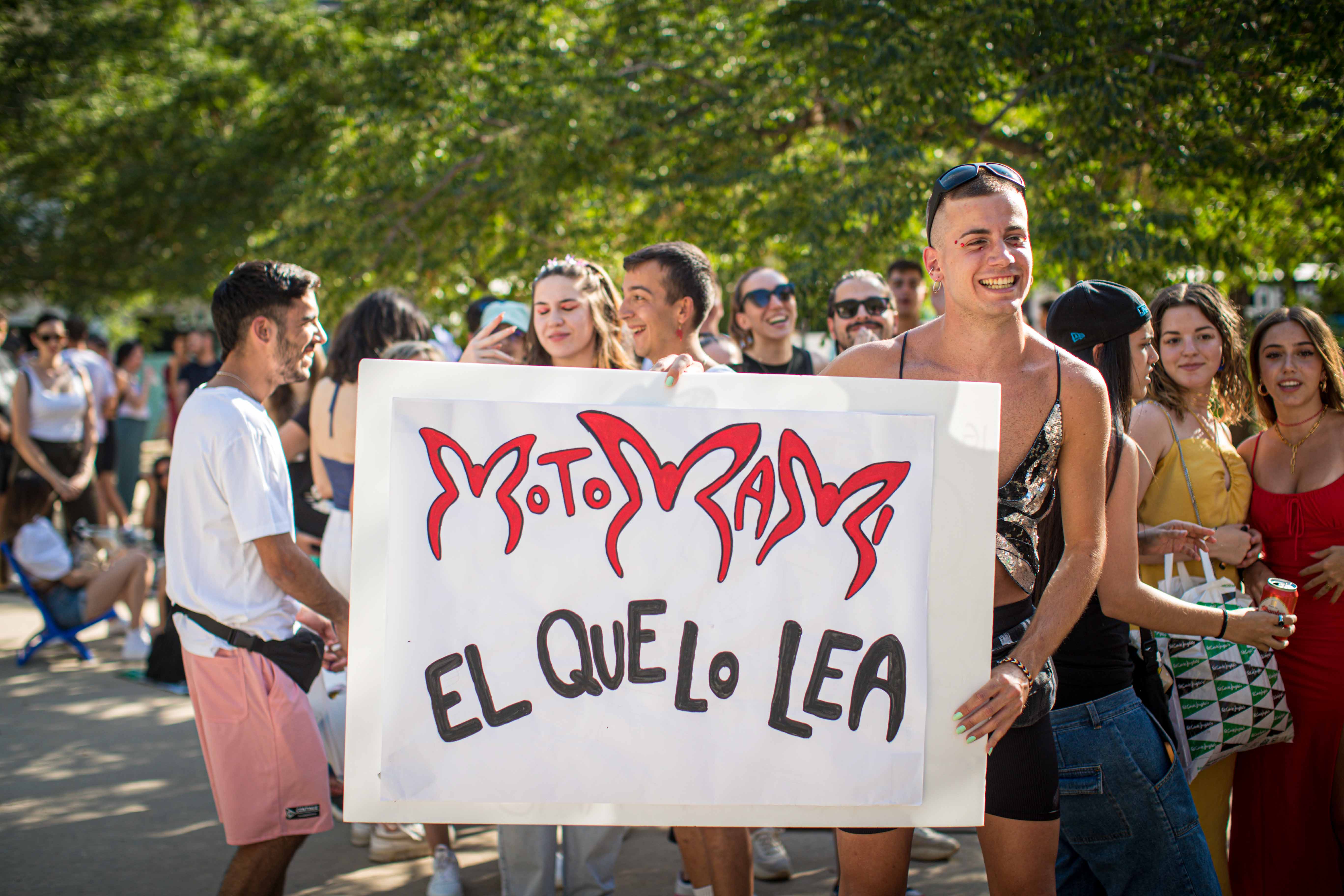 Ambiente previo al concierto de Rosalía en la plaza de toros de la ciudad de la Alhambra. 