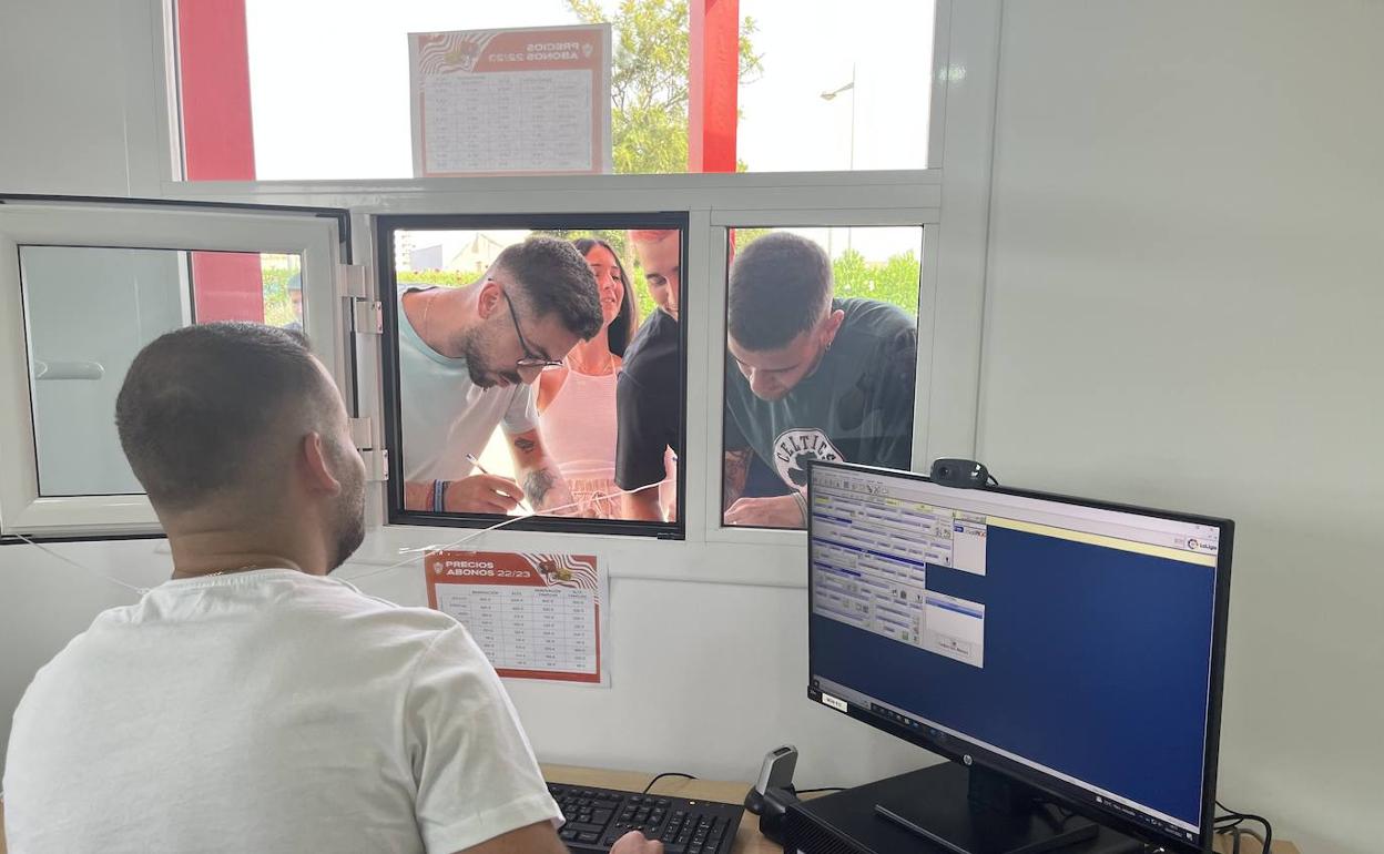 La demanda por un abono se ha disparado en la UD Almería. 